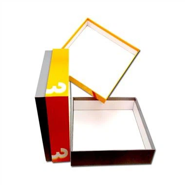 Goldene Luxusbox für die Verpackung von Kleidung